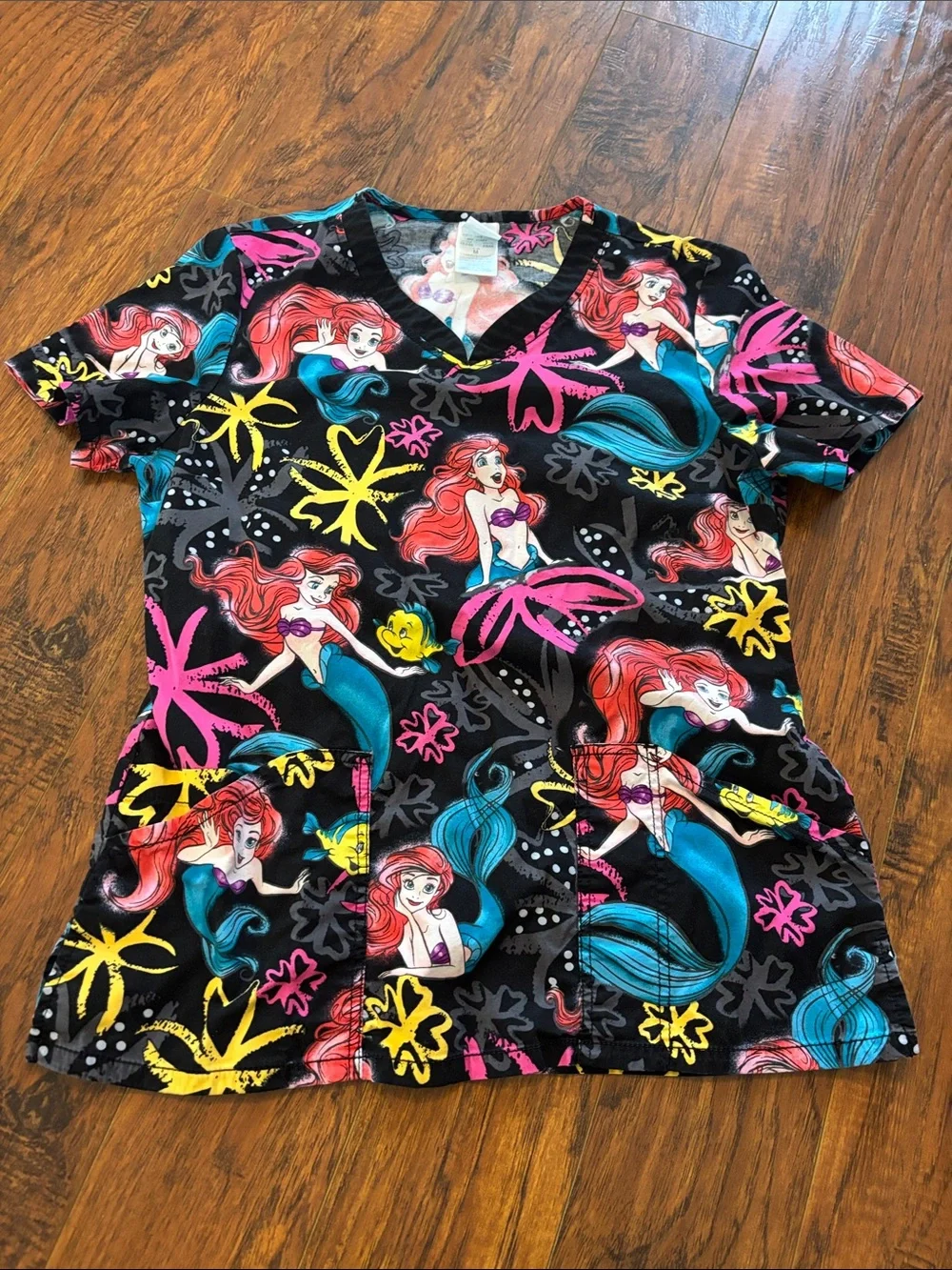 Disney Bundle lot of 2 scrub top both size M no flaws lion king little mermaid - Picture 3 of 9